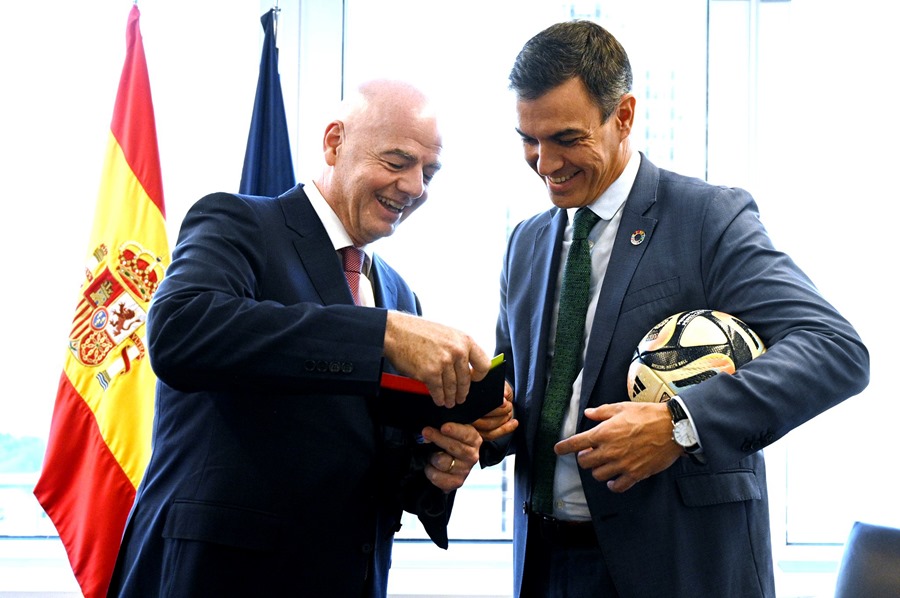 El presidente del Gobierno, Pedro Sánchez (d) y el presidente de la FIFA, Gianni Infantino, durante la reunión que han mantenido en Nueva York. EFE / MONCLOA.