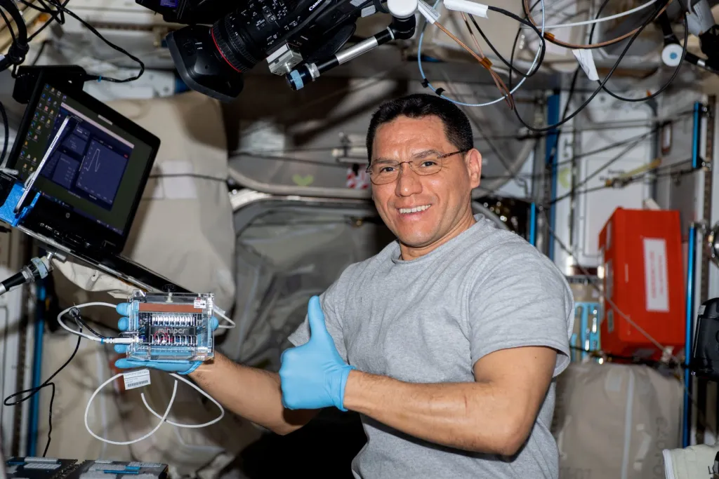 Fotografía del 13 de julio de 2023 cedida por la NASA donde aparece el astronauta e ingeniero de vuelo de la Expedición 69, Frank Rubio, mientras trabaja en la Estación Espacial Internacional (EEI). EFE/NASA
