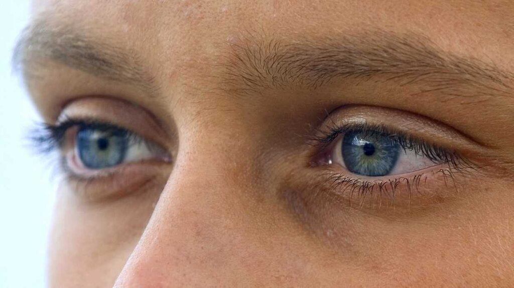 Ojos azules motivo de por qué no existen CURADAS