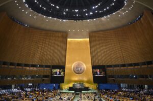 El ministro de Relaciones Exteriores de Rusia, Sergei Lavrov (c), durante su intervención en la 78 Asamblea General de las Naciones Unidas, en la sede de la ONU, en Nueva York (NY, EE.UU.). EFE/Miguel Rodríguez