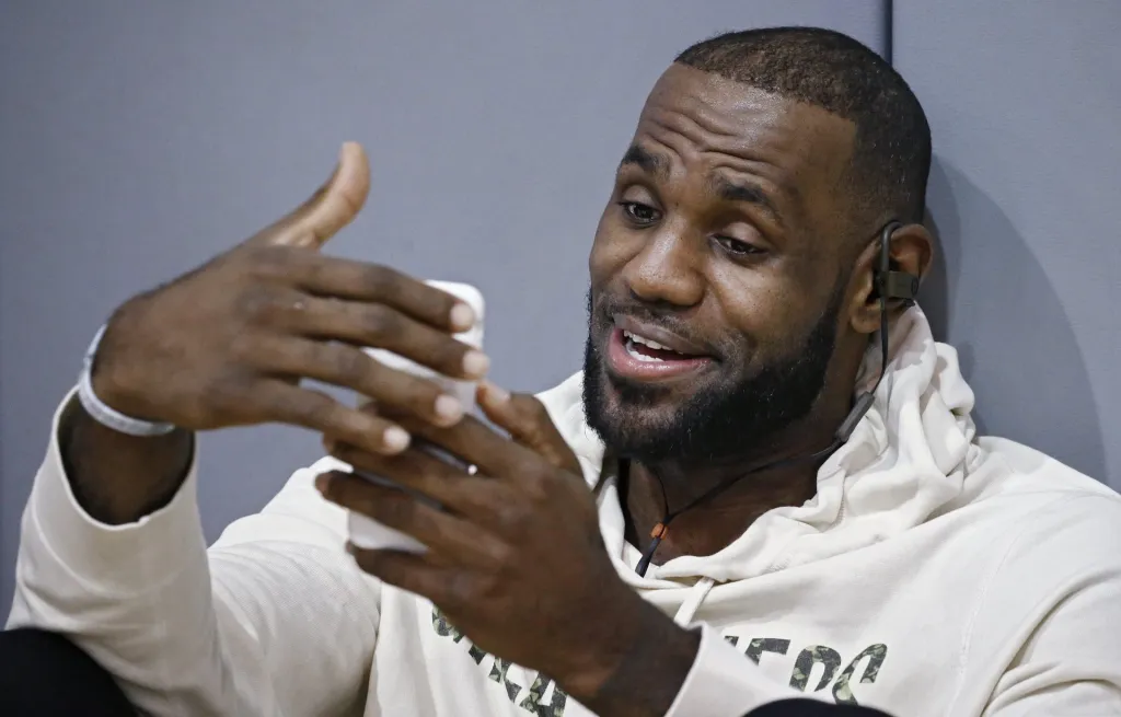 La estrella del baloncesto LeBron James, en una fotografía de archivo. EFE/Larry W. Smith