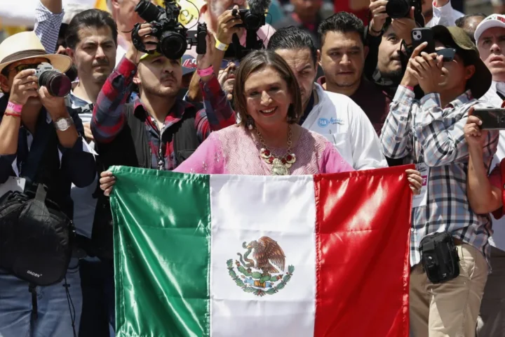 La coordinadora del Frente Amplio por México rumbo a la presidencia de 2024, Xóchitl Gálvez, muestra una bandera de México hoy, durante un acto en el monumento del Angel de la Independencia, en Ciudad de México (México). EFE/Mario Guzmán
