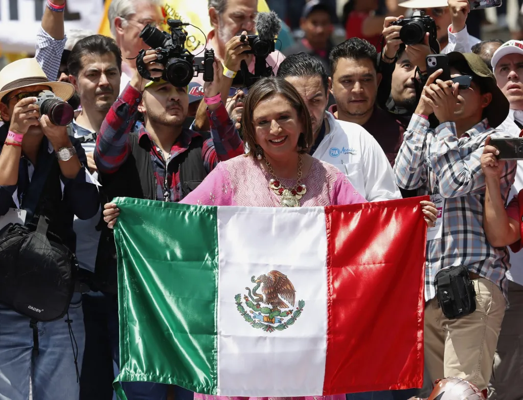 La coordinadora del Frente Amplio por México rumbo a la presidencia de 2024, Xóchitl Gálvez, muestra una bandera de México hoy, durante un acto en el monumento del Angel de la Independencia, en Ciudad de México (México). EFE/Mario Guzmán