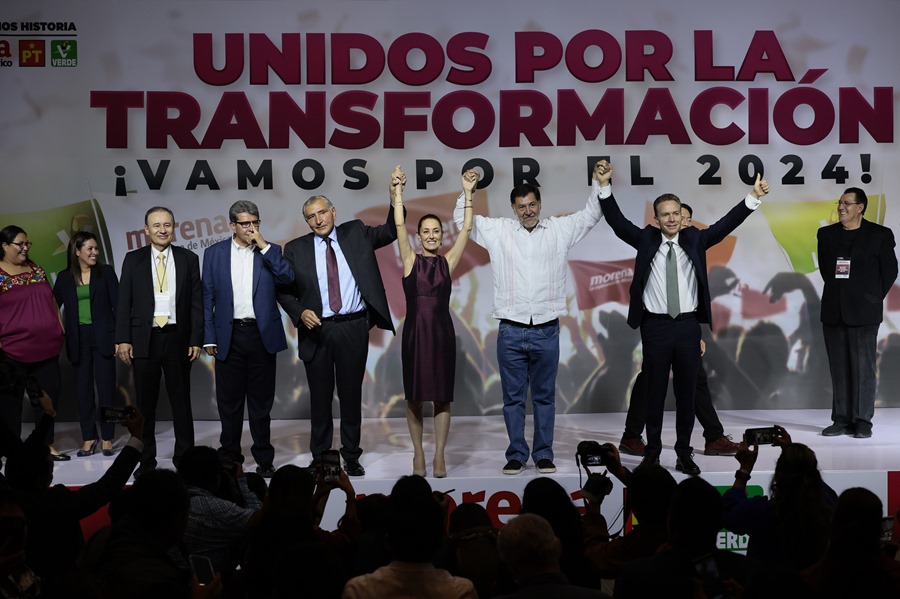 La exjefa de Gobierno de Ciudad de México, Claudia Sheinbaum (c) celebra su designación como candidata presidencial del 2024 durante una conferencia de prensa en Ciudad de México (México). EFE/José Méndez