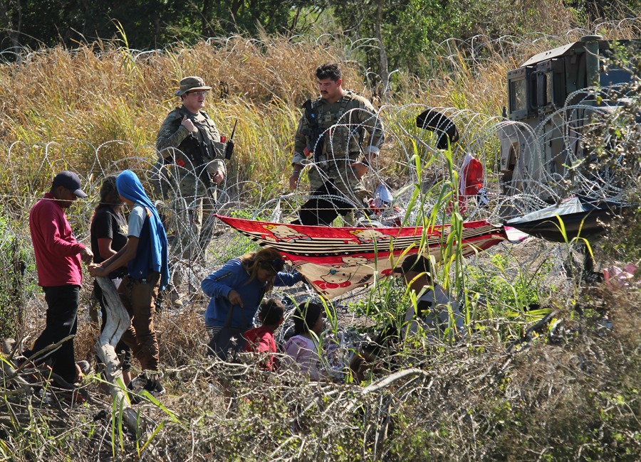 Migrantes son retenidos por La Guardia Nacional estadounidense al cruzar el Río Bravo para intentar ingresar a Estados Unidos en Matamoros (México). EFE/Abrahan Pineda-Jacome