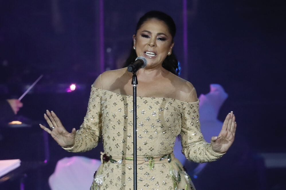 La cantante Isabel Pantoja este sábado en su gira "50 aniversario" con un concierto en el Estadio de la Cartuja, en Sevilla. EFE/ Jose Manuel Vidal