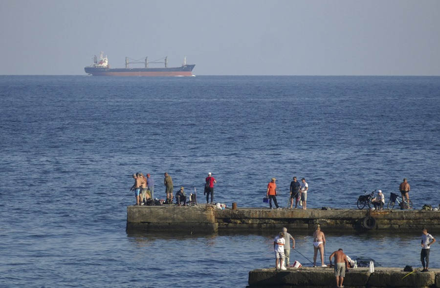 El carguero Aroyat, con bandera de Palau, a su llegada al puerto marítimo de Chornomorsk, cerca de Odesa, al sur de Ucrania. EFE/EPA/Igor Tkachenko
