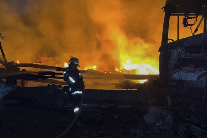 Imagen facilitada por el Servicio de Emergencia de Ucrania que muestra las labores de extinción de un incendio declarado en una infraestructura portuaria de Odesa tras el impacto de un dron. EFE/EPA/Servicio de Emergencia de Ucrania
