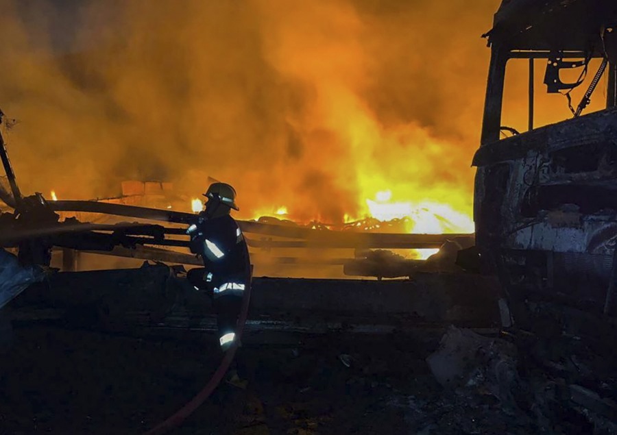 Imagen facilitada por el Servicio de Emergencia de Ucrania que muestra las labores de extinción de un incendio declarado en una infraestructura portuaria de Odesa tras el impacto de un dron. EFE/EPA/Servicio de Emergencia de Ucrania