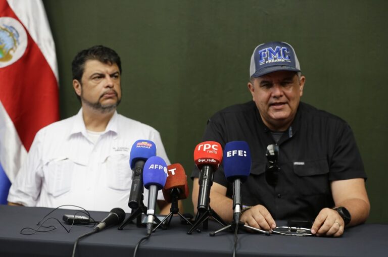 Los ministros de Seguridad Pública de Costa Rica, Mario Zamora (i) y de Panamá, Juan Manuel Pino (d), hablan durante una conferencia de prensa en Metetí (Panamá).EFE/Carlos Lemos