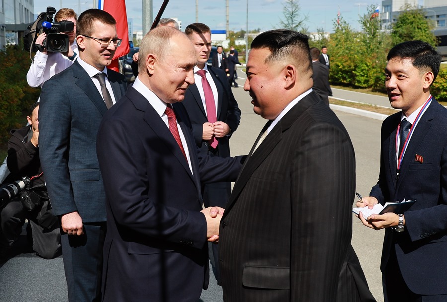 El presidente de Rusia, Vladímir Putin, saluda a su homólogo norcoreano, Kim Jong-un, en el cosmódromo ruso de Vostochni, en la región siberiana de Amur. EFE/EPA/Vladimir Smirnov/SPUTNIK/KREMLIN POOL