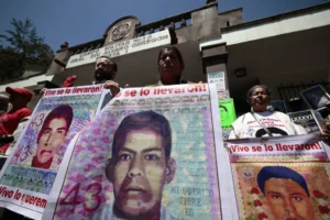 Padres de los 43 estudiantes desaparecidos de Ayotzinapa, acompañados por defensores de derechos humanos, participan en una rueda de prensa hoy, frente al Campo Militar 1 en Ciudad de México (México). EFE/ José Méndez