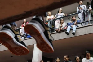 Reclusas participan en un evento en la cárcel de Mujeres El Buen Pastor, el 15 de septiembre de 2023, en Bogotá (Colombia). EFE/Carlos Ortega