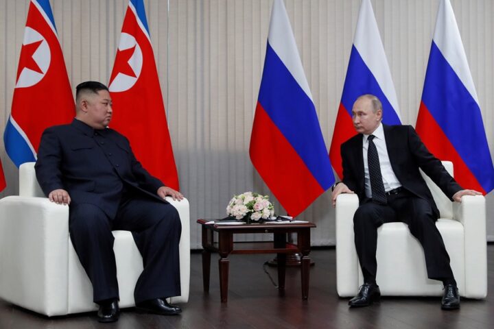 El líder norcoreano, Kim Jong-un (i), junto al presidente de Rusia, Vladímir Putin, en una fotografía de archivo. EFE/Sergei Ilnitsky