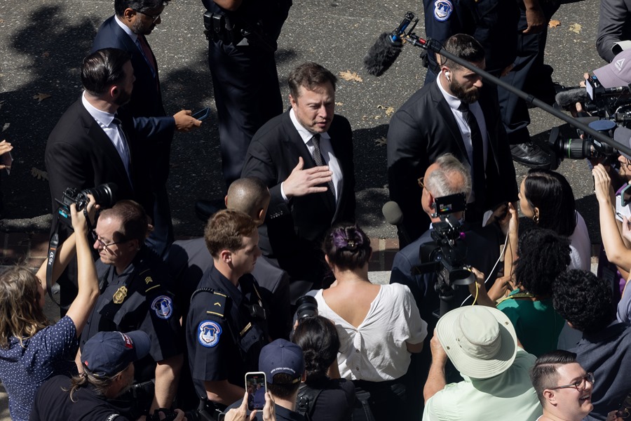 El CEO de Tesla Motors y SpaceX, Elon Musk (C), habla con miembros de los medios de comunicación, después de abandonar el Foro bipartidista de Conocimiento de Inteligencia Artificial (IA) del Senado. EFE/EPA/MICHAEL REYNOLDS