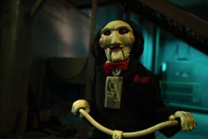 Fotografía cedida por Lionsgate que muestra al títere Billy de las películas "Saw". EFE/Alexandro Bolaños Escamilla/Lionsgate