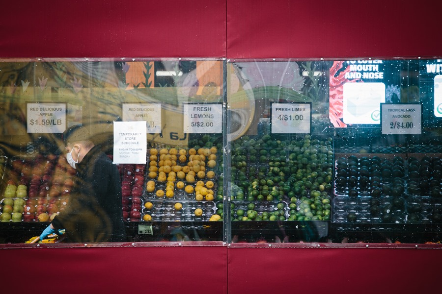 Un hombre compra víveres en un supermercado en Nueva York, en una fotografía de archivo. EFE/EPA/Alba Vigaray