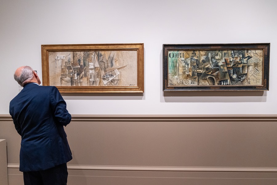 Un hombre observa hoy las obras "Pipe Rack And Still Life on a Table" (1911) y "Still Life on a Piano" (1911-12) del pintor español Pablo Picasso, exhibidas en la muestra "Picasso: un encargo cubista en Brooklyn" en el Museo Metropolitano de Arte (Met), en Nueva York (EE.UU). EFE/Ángel Colmenares