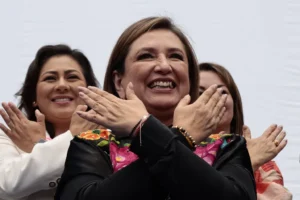 La aspirante a la Presidencia de México y senadora de oposición Xóchitl Gálvez, participa en una conferencia de prensa, en Ciudad de México (México). EFE/José Méndez