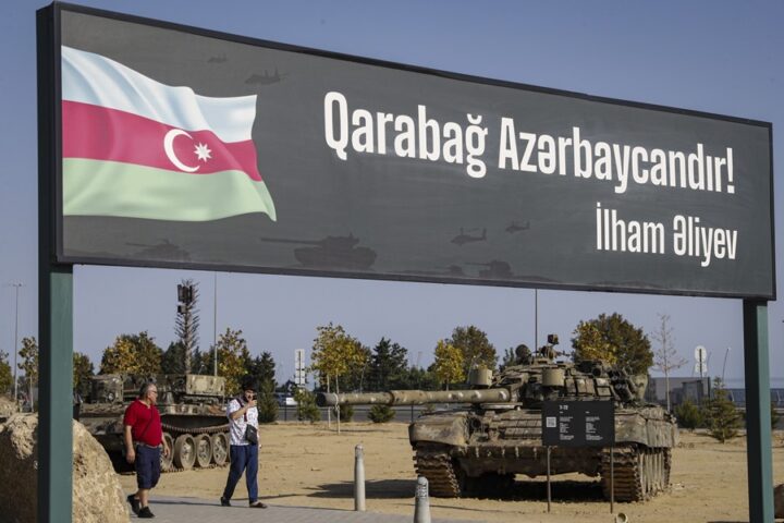 La gente camina junto a un cartel que dice: '¡Karabaj es Azerbaiyán!. EFE/EPA/Maxim Shipenkov