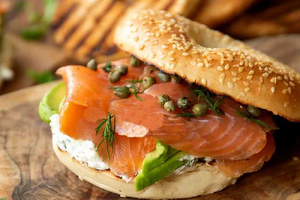 Sándwich de salmón ahumado y queso: rica receta para desayunar