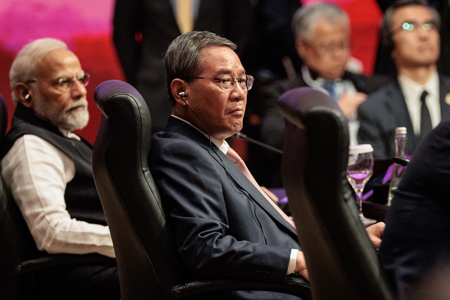 El primer ministro de China, Li Qiang (c), en una imagen de archivo. EFE/EPA/Yasuyoshi Chiba