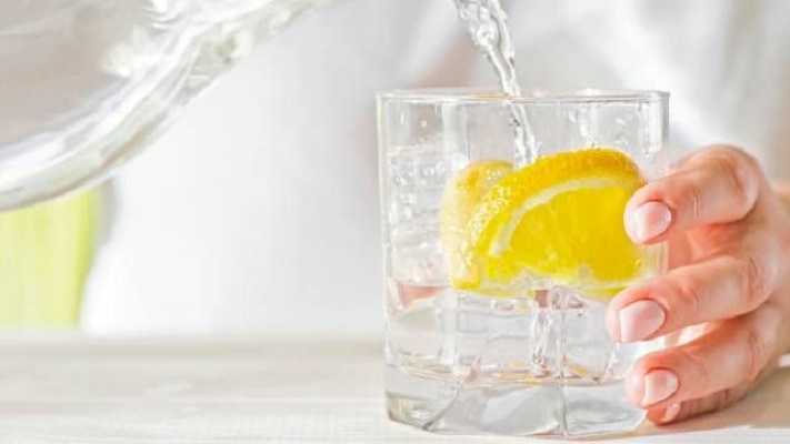 Usos del agua con limón