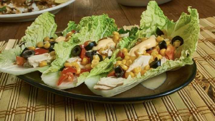 Tacos de lechuga romana con pavo