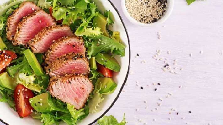 Vegetales y filete de atún a la sartén