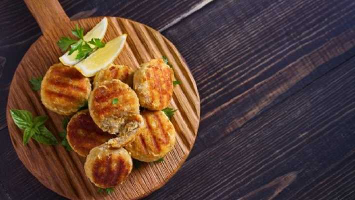 Tortitas de carne en salsa de tomate verde