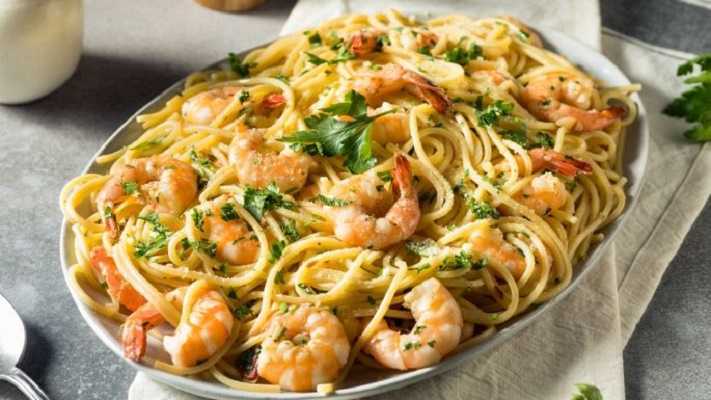Espagueti con camarones y salsa de limón