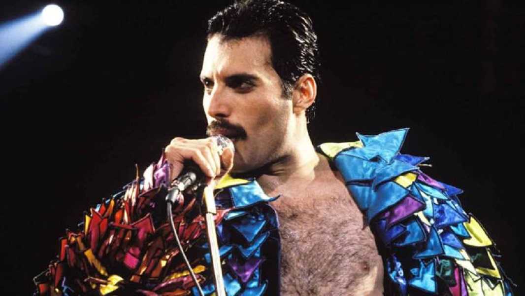 Freddie Mercury: subastan desde el piano hasta su corona