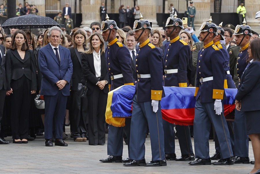 Militares cargan el féretro a la misa de cuerpo presente de Fernando Botero. EFE/ Mauricio Dueñas Castañeda