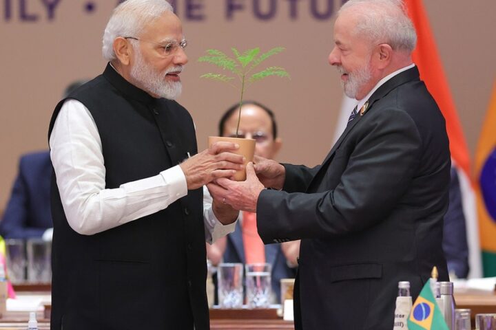 Narendra Modi (i) y Luiz Inacio Lula da Silva (d) durante la clausura de la cumbre. EFE/EPA/Oficina de Información de India