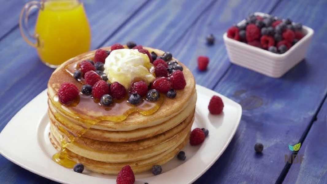 Tortitas de coco con cerezas: sabrosa receta para el desayuno