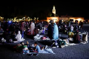 Cientos de personas duermen al aire libre en la plaza Jeema El Fna de Marrakech, después del terremoto del viernes. .EFE/EPA/Yoan Valat
