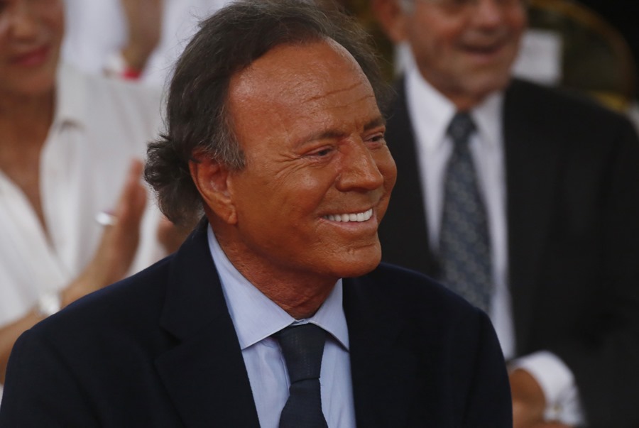 El cantante español Julio Iglesias sonríe después de descubrir su estrella del Paseo de la Fama de Puerto Rico.EFE/Thais Llorca