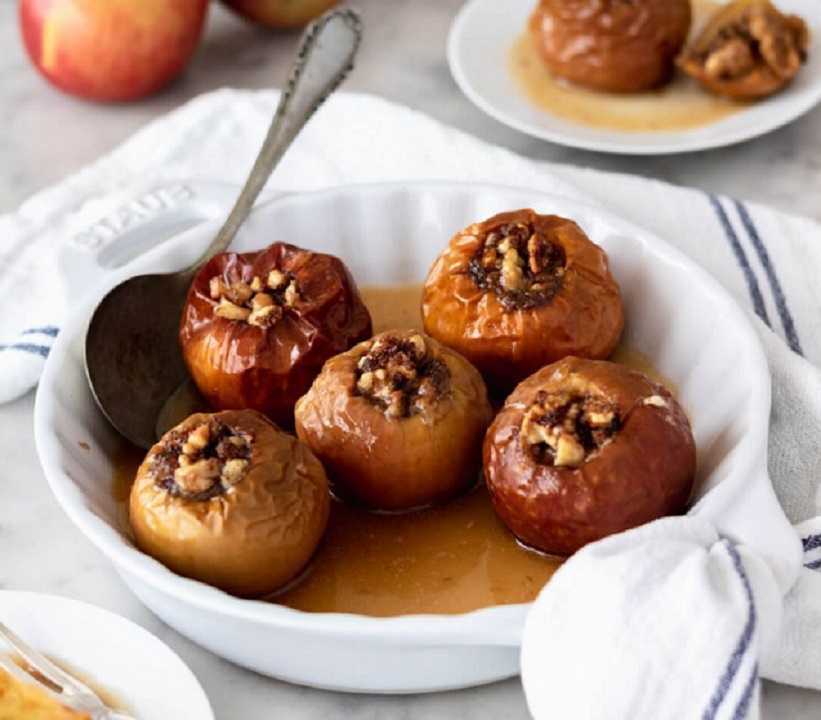 Manzana asada con helado de cereza y chocolate, así se prepara