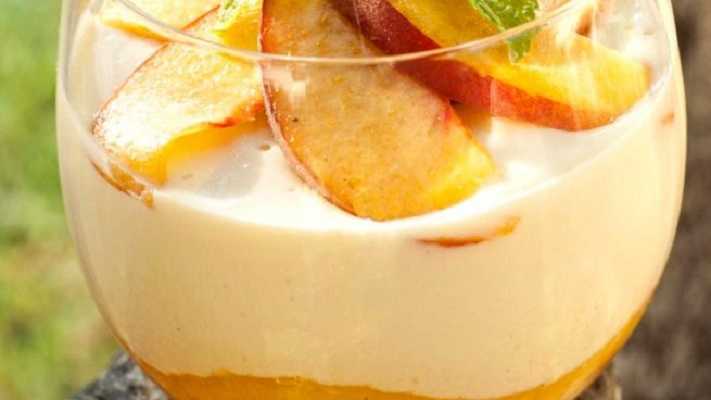 Mousse de durazno y galletas