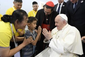 El papa visita un centro de caridad en Mongolia y asegura que la Iglesia no hace proselitismo. EFE/EPA/VATICAN MEDIA HANDOUT