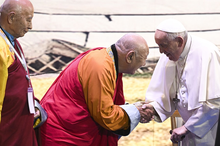 El papa pide que religiones ofrezcan armonía en un mundo lleno de conflictos y devastación. EFE/EPA/CIRO FUSCO