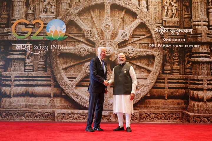 El primer ministro de India, Narendra Modi, da la bienvenida a la cumbre al presidente de Estados Unidos, Joe Biden. EFE/EPA/Oficina de Prensa de India
