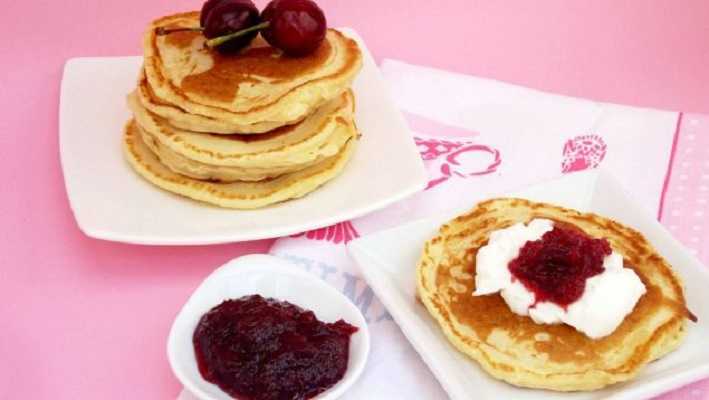 Tortitas de coco con cerezas