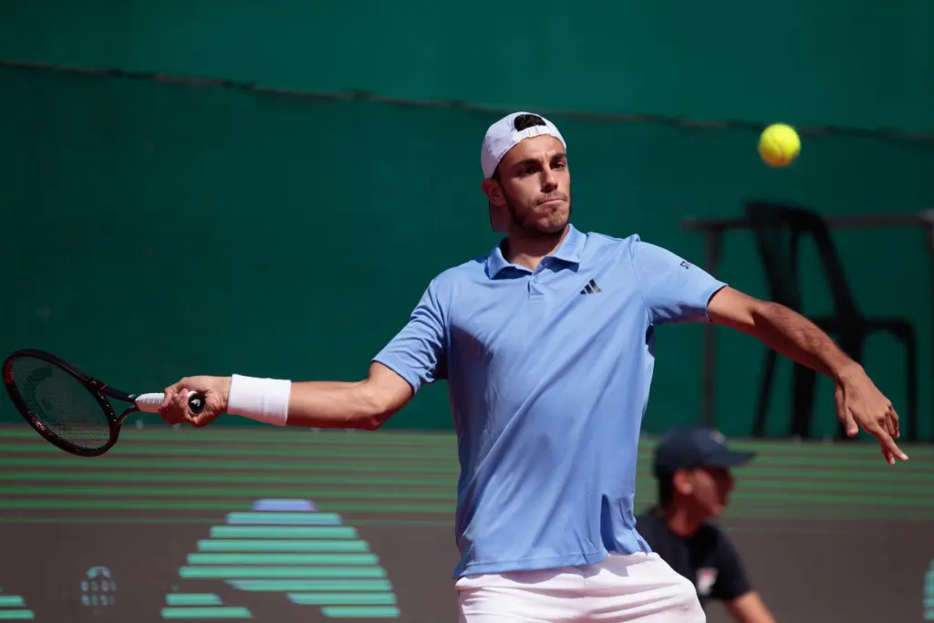 Francisco Cerundolo de Argentina devuelve una pelota a Vilius Gaubas de Lituania (fuera de cuadro) hoy, en un partido por la serie de grupos 1 de la Copa Davis, en Buenos Aires (Argentina). EFE/Luciano González
