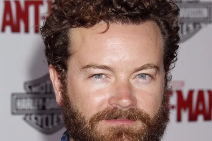 El actor estadounidense Danny Masterson, conocido por ser uno de los protagonistas de la serie “That ’70s Show”, fue sentenciado este jueves a 30 años de prisión por haber violado a dos mujeres.