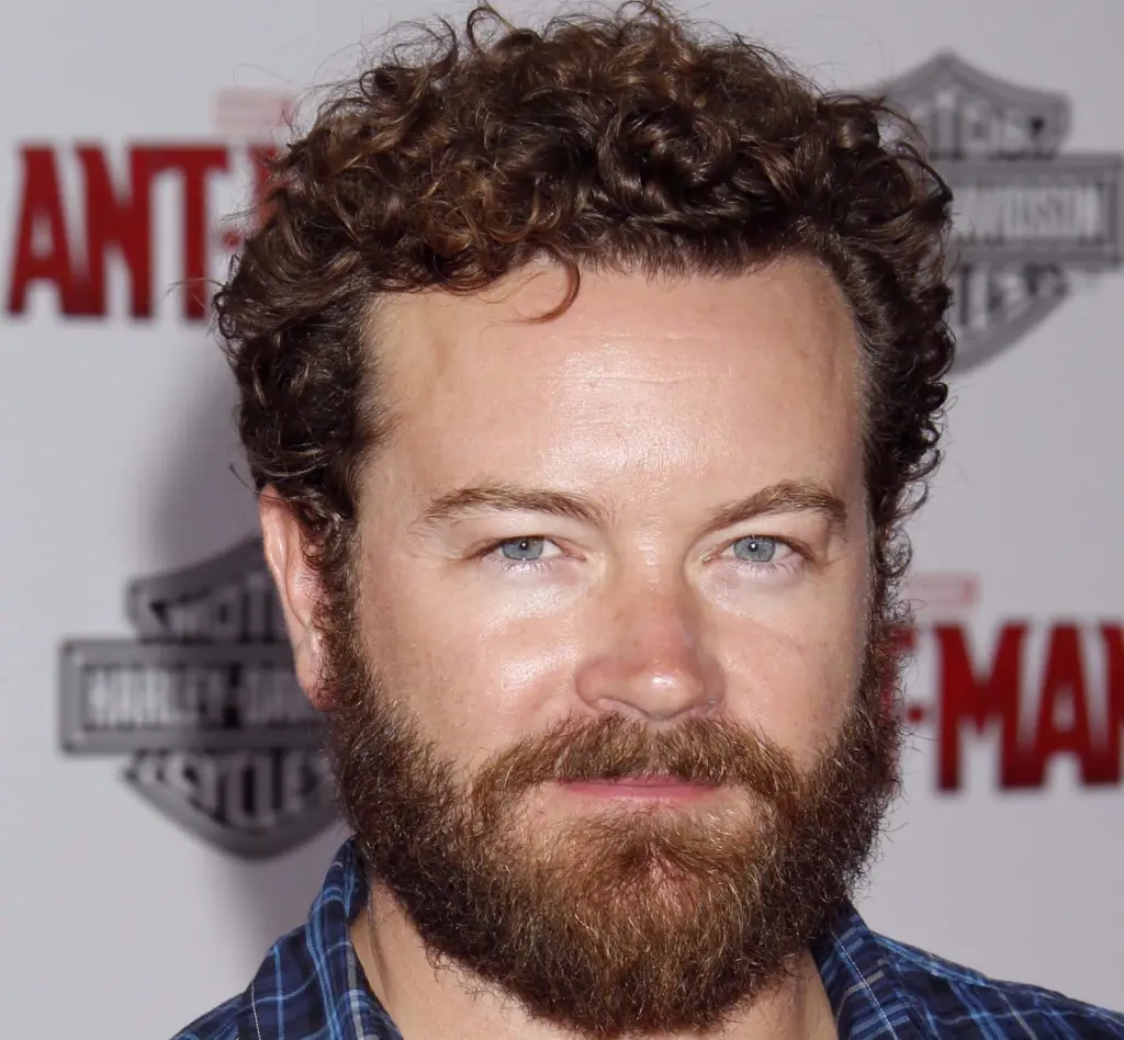 El actor estadounidense Danny Masterson, conocido por ser uno de los protagonistas de la serie “That ’70s Show”, fue sentenciado este jueves a 30 años de prisión por haber violado a dos mujeres.