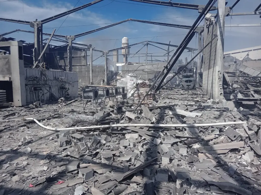 Fotografía cedida por Jornal da Região que muestra los daños ocasionados por una explosión que destruyó una compañía metalúrgica, hoy en Cabreúva, São Paulo (Brasil). EFE/Jornal da Região