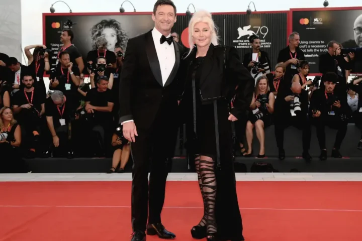 El actor australiano Hugh Jackman (i), junto a su esposa, Deborra-Lee, en una fotografía de archivo. EFE/Claudio Onorati