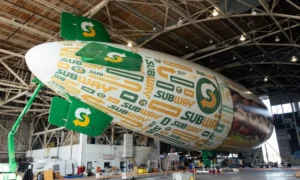 Fotografía cedida por Subway donde se muestra un dirigible de 54 metros que apartir del 1 de septiembre echará a volar desde un aeropuerto de Hollywood, Florida (EE.UU.). EFE/Subway