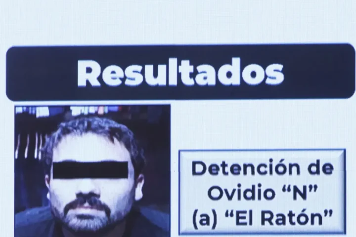 Vista de la ficha con la que se anunció en enero de 2023 la detención de Ovidio Guzmán, uno de los hijos del "Chapo" Guzmán. EFE/José Méndez